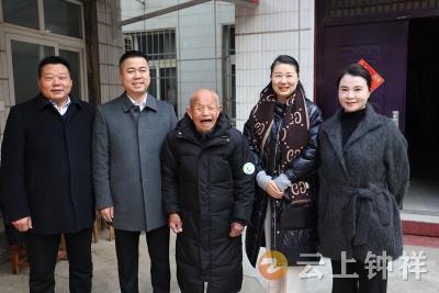 企业捐赠暖人心 钟祥百岁老人喜领过冬新衣