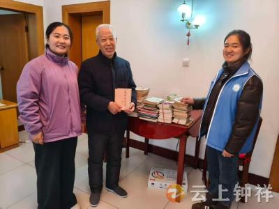 郢中街道码头街社区：党员捐书传书香 网格员服务暖邻里