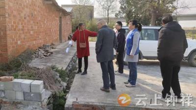 冷水镇李湾村：老宅基纠纷起争执 网格调解化干戈