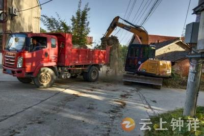 文集镇齐心村：党群齐心清杂物 村道旧貌换新颜