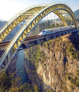 宜昌向西，377公里铁路为何这么“贵”？