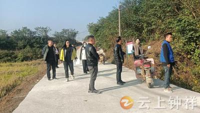 冷水镇付泉村清障修路保畅通 服务护航助农忙