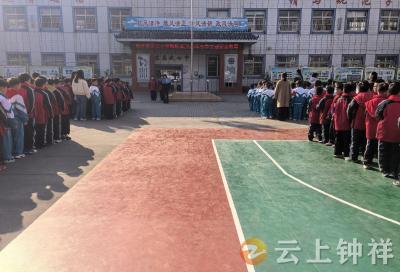 钟祥市承天小学教联体：红绿灯下守规则 安全同行伴成长