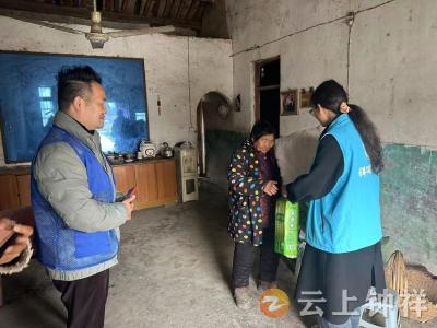 胡集镇社工站送暖入户 低保家庭寒冬享温情