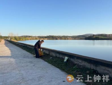 长寿镇曾坡村：清理水库白色垃圾 守护水清岸绿景观