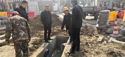 柴湖镇移民办项目现场解难题 管网改造助民生