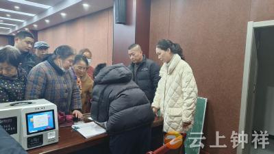 钟祥市皇庄街道子胥台社区开展“家门口的社保服务”专项活动