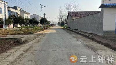 石牌镇王坡村开展“亮化行动” 共建宜居美丽家园