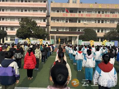 以练筑防 以教促安——莫愁小学教联体开展防踩踏演练