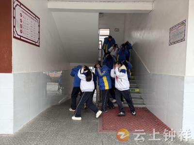 钟祥四中开展防踩踏应急疏散演练 筑牢校园安全“生命防线”