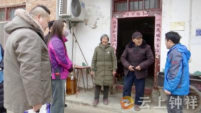 腊八慰问老党员 薪火相传暖心田