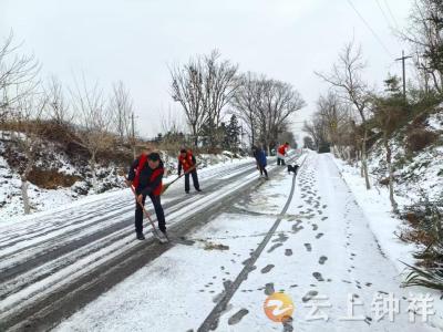 客店镇南庄村：除雪破冰护平安 志愿行动暖寒冬