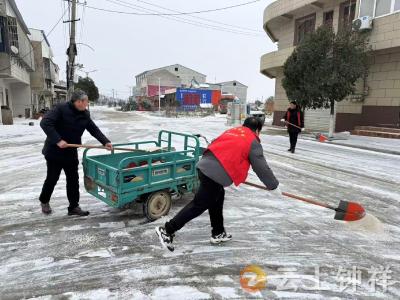 长滩镇全力铲冰除雪 保障群众出行安全
