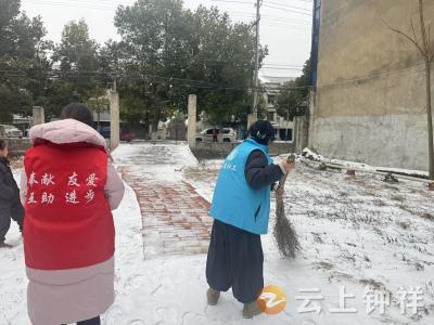 文集镇社工站：风雪清障护民生 志愿红暖岁寒天