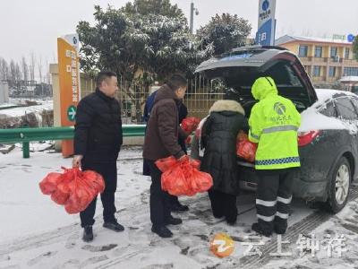 旧口镇：风雪送温暖 情暖滞留司机