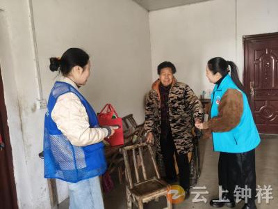丰乐镇社工站开展“情系低保户·温暖迎新春”活动