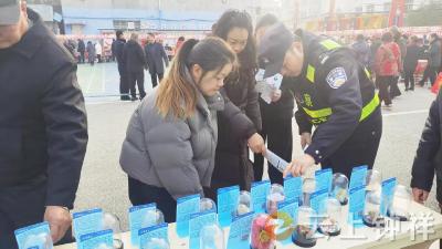 东桥镇：“接您回家”赶大集 禁毒宣传入民心