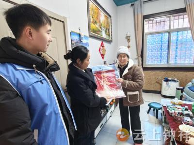 郢中街道文峰社区：迎新春送春联 情暖退役军人