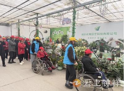 钟祥市文化进残疾人家庭“五个一”活动走进农青园艺