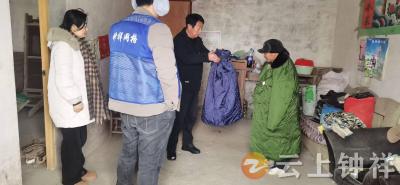 长滩镇同心村：“敲门行动”筑牢雪天安全防线