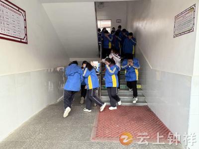 钟祥四中开展防火灾应急逃生演练 筑牢校园安全防线