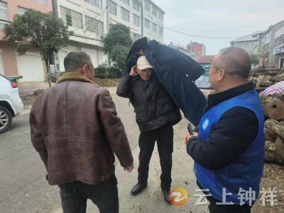 冷水镇共兴村网格员为贫困户送冬衣
