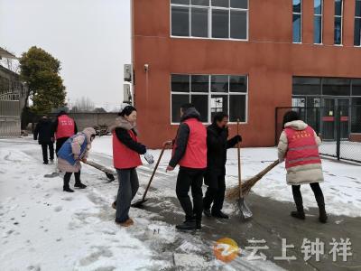 郢中街道划子口社区：党建红映雪路暖 铲雪除冰护民安