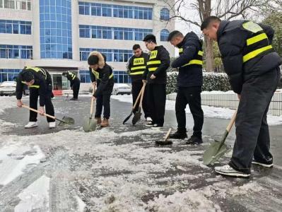 洋梓镇：以雪为令迅速行动 民兵力量护航出行