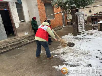 长寿镇社工站开展“大雪突至暖人心 社工志愿齐上阵”志愿服务活动