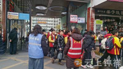 蓝马甲护航平安路，钟祥市新堤社区网格员守护寒假“最后一班岗”