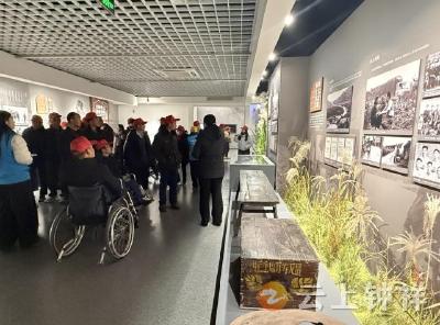 钟祥市文化进残疾人家庭“五个一”活动走进大柴湖移民纪念馆