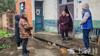 敲门送暖护安康——冷水镇松柏村筑牢高龄老人寒潮“防护墙”