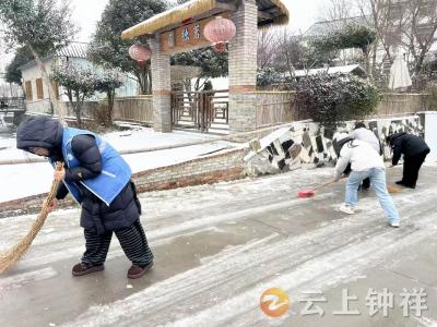 钟祥皇城社区应对寒潮：“铲雪保通”与“暖心走访”同步 守护居民安全