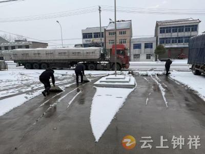 钟祥市双河镇：凌晨清雪保畅通 党员干部“迎寒而动”护民生