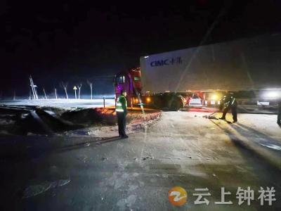 丰乐镇：撒盐除冰解民忧 警徽闪耀护平安