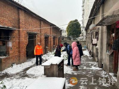 郢中街道文峰社区：雪天敲门暖民心 党建引领护安康