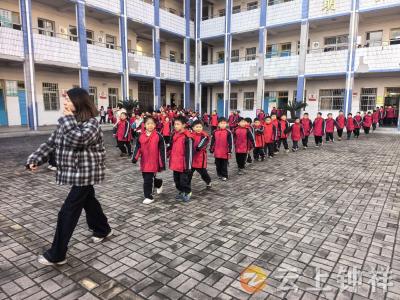 钟祥市承天小学：防踩踏演练筑防线 守护平安伴成长
