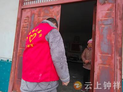 敲门送暖护平安——石牌镇关庙村筑牢冬季安全“防火墙”