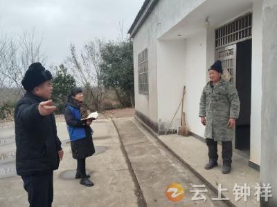 风雪守初心 网格暖民心——东桥镇七堰村网格“两员”冒雪筑牢群众安全温暖防线