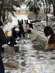 张集小学：教师铲雪护学 温暖校园寒冬