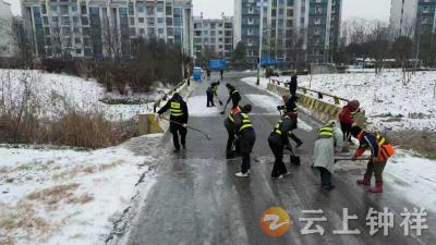 风雪护行暖民心——柴湖镇干群联合民兵队除雪保畅通
