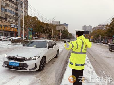 钟祥公安交警闻雪即动 全力保障冰雪天气出行安全