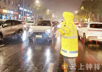 钟祥交警迎战雨雪全力护航 保障校园周边及晚高峰出行安全