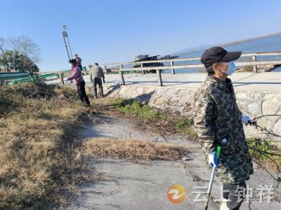 磷矿镇刘冲社区：清杂治乱靓河堤 合力共建美家园