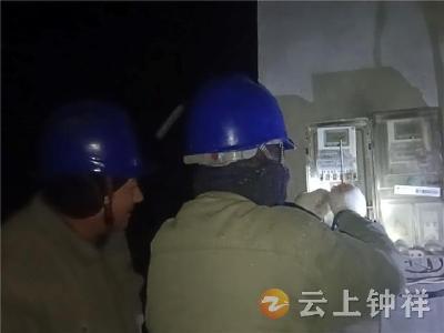 钟祥供电：寒夜抢修急 踏雪送光明 