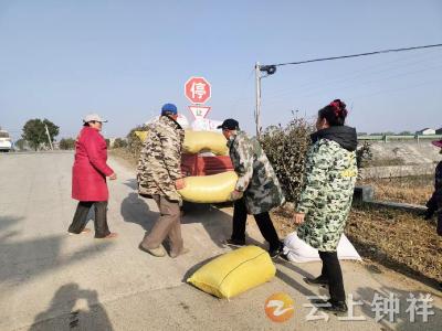 冷水镇鲍岗村：网格员巡查遇险情 暖心相助护民安