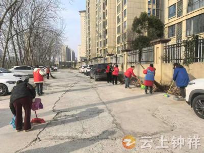党建引领聚合力——皇庄街道龙山社区老党员清扫忙