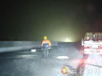 风雪凛冽 橘红暖融——钟祥公路部门全力护航元旦出行路