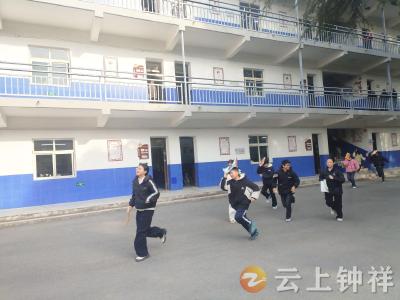 磷矿实验学校：防震演练不松懈 平安校园共守护