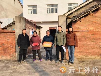 文集镇：新春送喜报 温情暖军属
